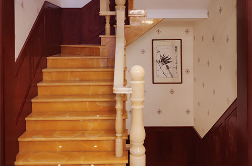 横县中式别墅室内汉白玉石楼梯的定制安装装饰效果